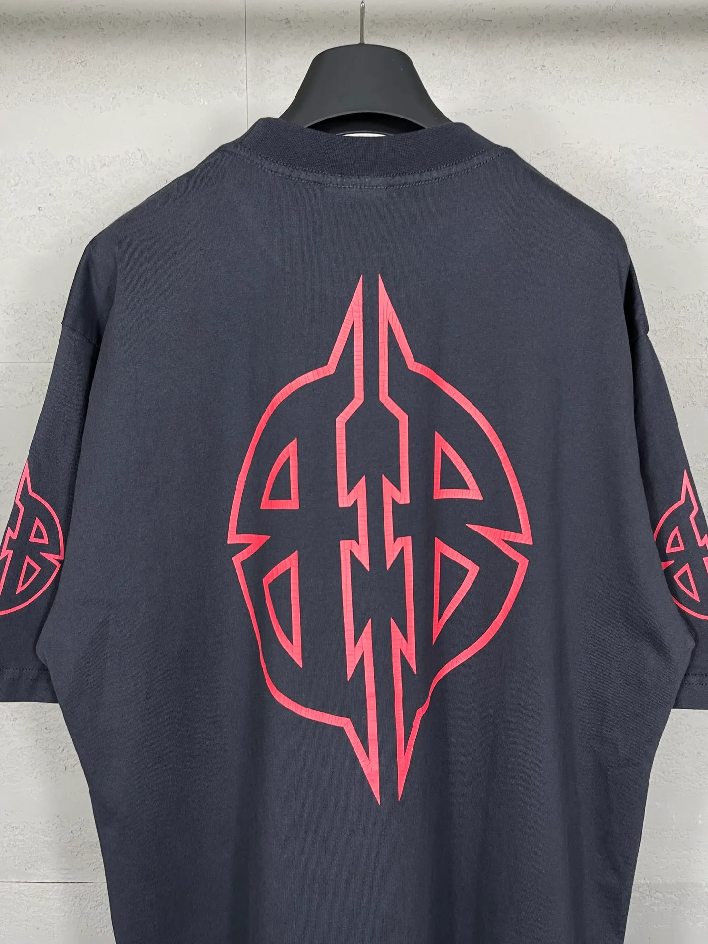 【 . Quality】BALENCI*GA/ .2024New Arrival.Classic LOGO T . . Authentic ， ！ ZP . 260 ， . ， ，。 。Classic ， ， ， 。 . ， ， ， OS . Same Style ：BL 223209 ：Dark Blue ，White Size：XS L